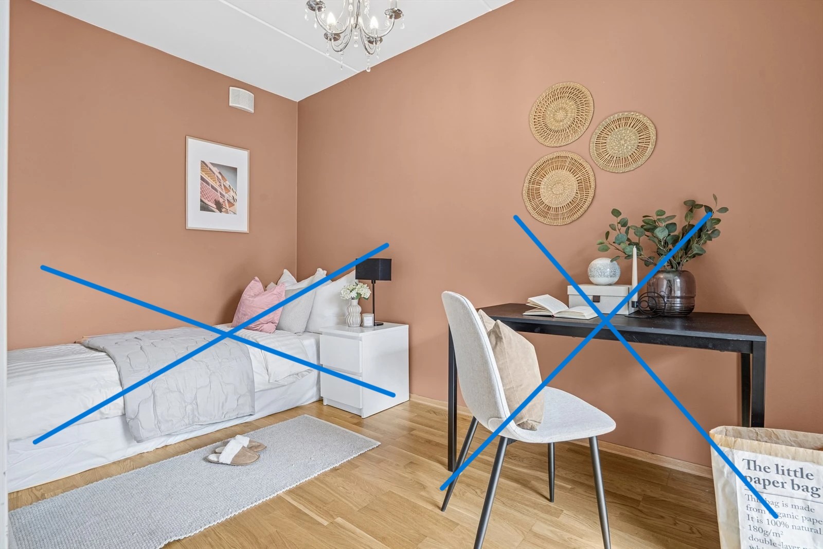 Soverom 2. Bildet har "visningsmøbler" som IKKE er der i dag.